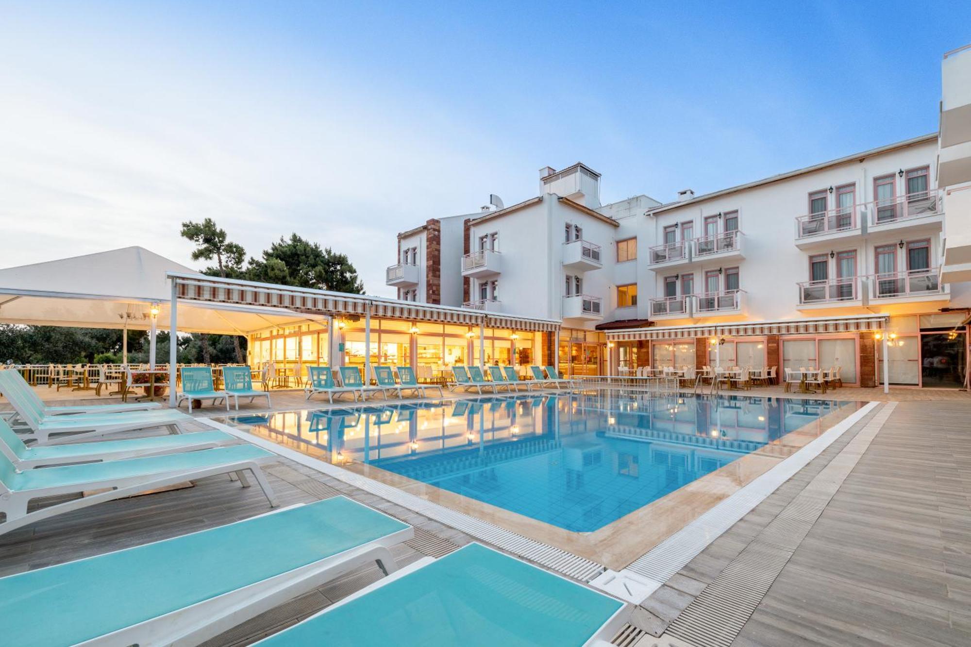 Hanedan Beach Hotel โฟชา ภายนอก รูปภาพ